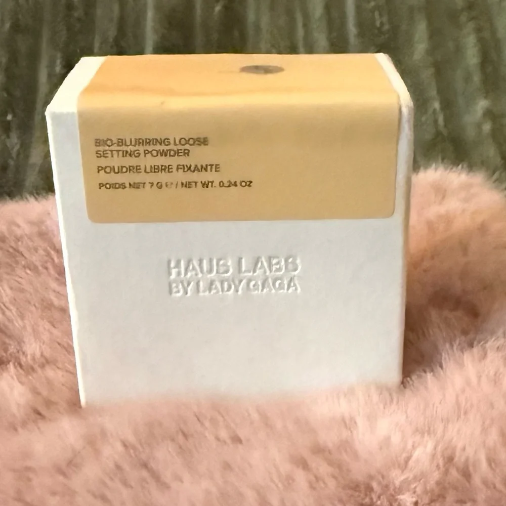 Haus Labs By Lady Gaga Bio-Blurring Loose Setting Powder - shade is Golden - Picture 1 of 4